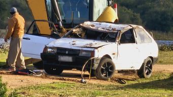pareja de jovenes murio luego de que su vehiculo cayera al arroyo san carlos