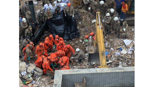 Derrumbe en Río: bajo los escombros llamó por teléfono a su novia