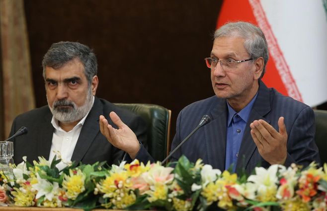 Vocero de la Organización de Energía Atómica de Irán, Behrouz Kamalvandi, y el vocero del gobierno Ali Rabiei.