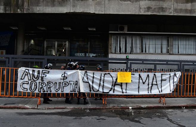 Protesta-hinchas-Peñarol-en-la-AUF-noviembre-26.jpg