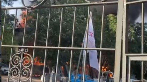 Incendio en depósito de Suárez, Canelones. Foto: captura de pantalla de video publicado por el sitio de noticias El Megáfono Pando.&nbsp;