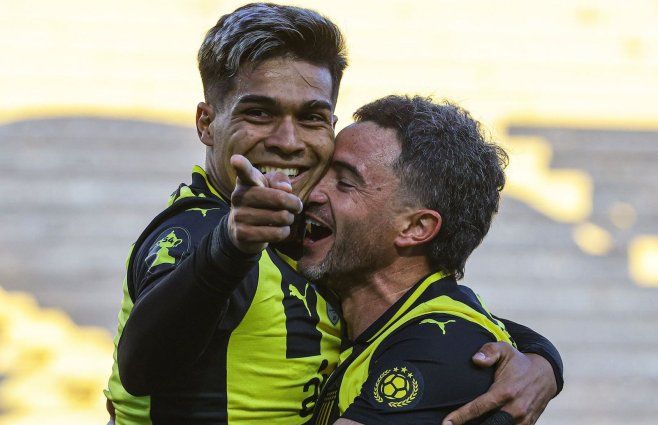 Foto: FocoUy. Matías Arezo (Peñarol) festeja el tercer gol, de su autoría.