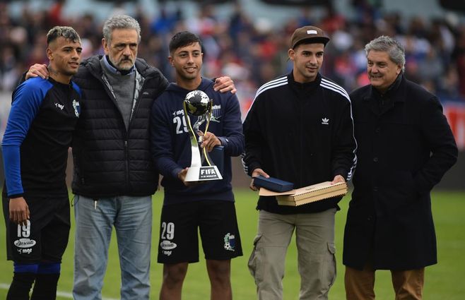 Homenaje a los futbolistas que triunfaron en el Mundial Sub 20. Foto: Foco UY