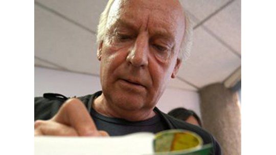 Eduardo Galeano escribe los sueños de su esposa