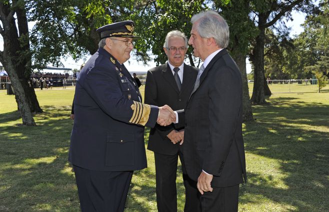 Presidente Tabaré Vázquez, excomandante en jefe de la Fuerza Aérea, Alberto Zanelli, y ministro de Defensa, Jorge Menéndez en marzo de 2018.