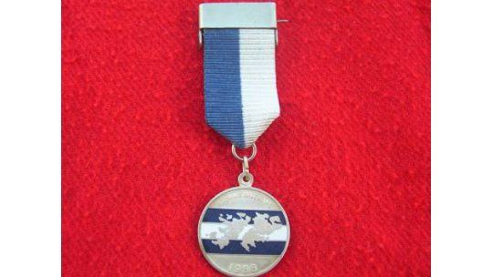 Condecoración de Malvinas hallada en casa de empeños uruguaya