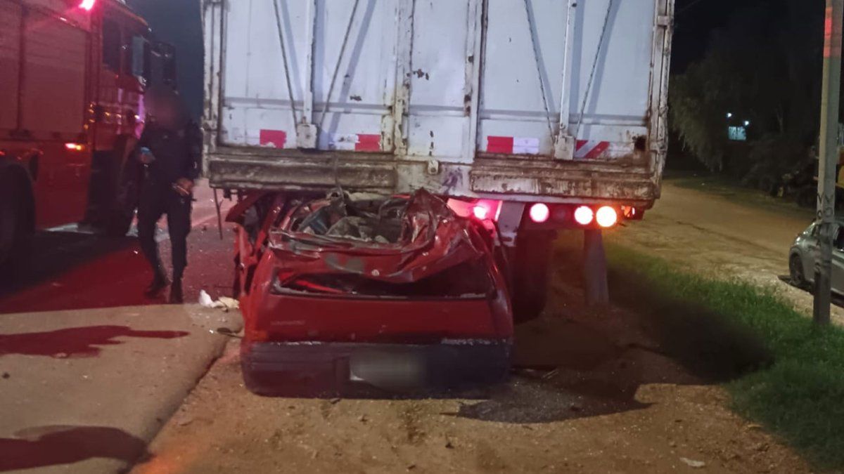 Una mujer de 47 años murió al chocar su auto contra un camión estacionado al costado de la ruta