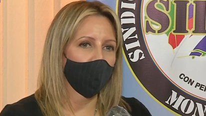 el homenaje de los policias: encendieron sirenas de patrulleros y rodearon el palacio