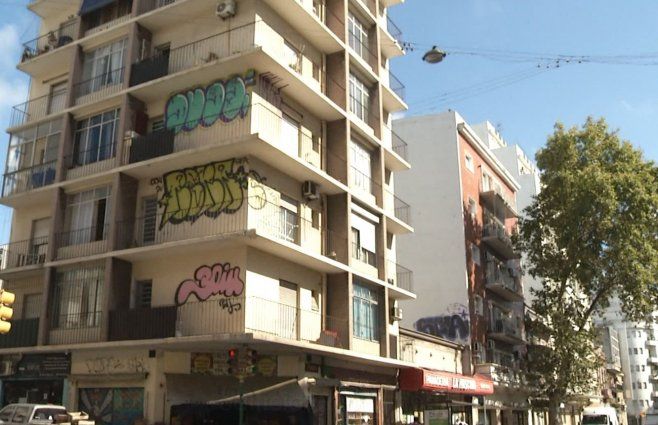 Foto: Subrayado. Edificio grafiteado en Mercedes y Vázquez.