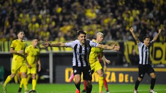 penarol cayo 2-0 ante wanderers en el debut por el torneo intermedio