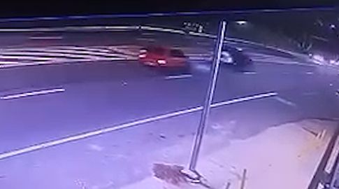 Imputado por lesiones graves conductor que alcoholizado chocó a seis personas en una parada; investigan si corría picadas