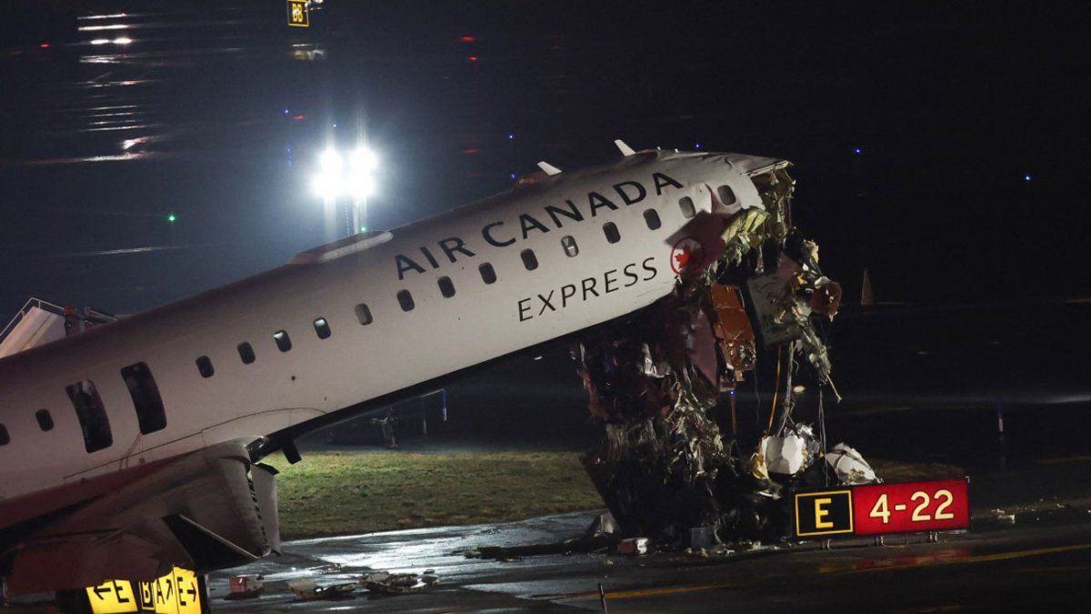 Un avión chocó con un camión de bomberos en un aeropuerto de Nueva York; murieron el piloto y el copiloto