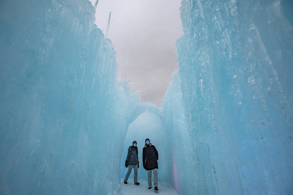 La gente explora las paredes de hielo, túneles y luces en Ice Castles en North Woodstock, New Hampshire, Estados Unidos. 