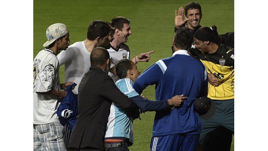 Invadieron el entrenamiento de Argentina para saludar a Messi