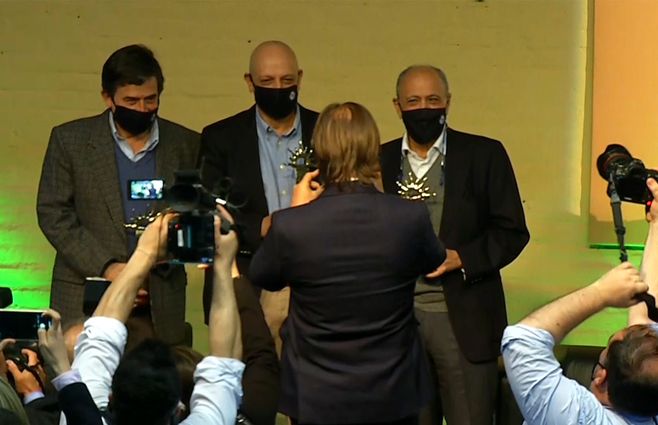 El presidente Lacalle Pou le sac&oacute; una foto con su celular a los cient&iacute;ficos Paganini, Radi y Cohen.