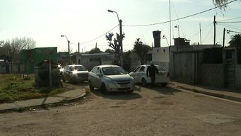 atacaron a tiros y rapinaron a un policia cuando llegaba a su casa en la zona de colon