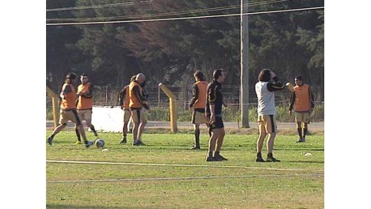 Peñarol y Defensor Sporting juegan el duelo estelar de la fecha