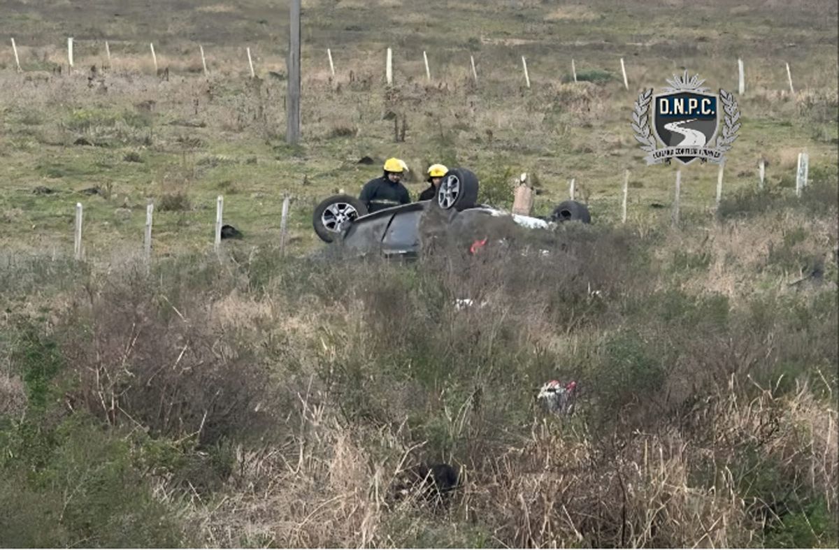 Una mujer murió, dos menores y dos mayores internados tras despistar y volcar en ruta 3, Artigas
