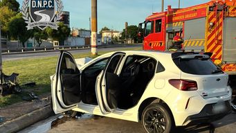 choco contra una columna en los accesos: una joven de 18 anos murio y el conductor de 22 anos esta grave