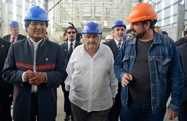 Placeres guiando a Mujica y al presidente de Bolivia Evo Morales durante una visita a la planta de Envidfrio. Mujica llamó una vela prendida al socialismo al apoyo a empresas autogestionadas por parte del BROU&nbsp;