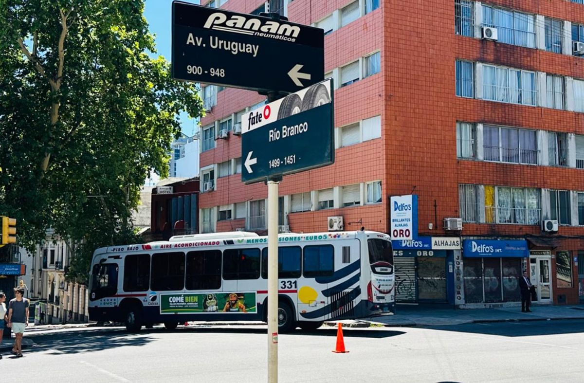 Una mujer fue embestida por un ómnibus de Cutcsa en el Centro; vecinos indicaron que sufrió heridas de gravedad