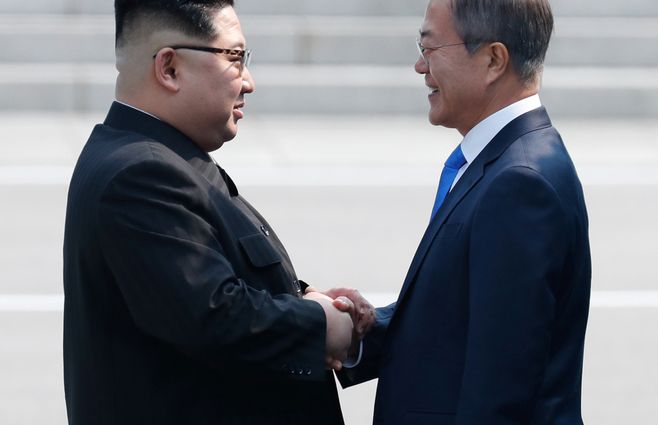 Kim Jong Un y Moon Jae-in estrechan las manos