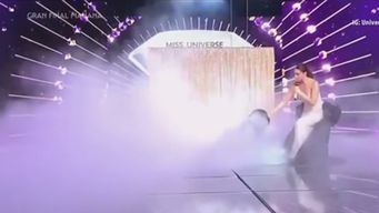 participante de miss universo sufrio una aparatosa caida desde 3 metros de altura durante transmision en directo