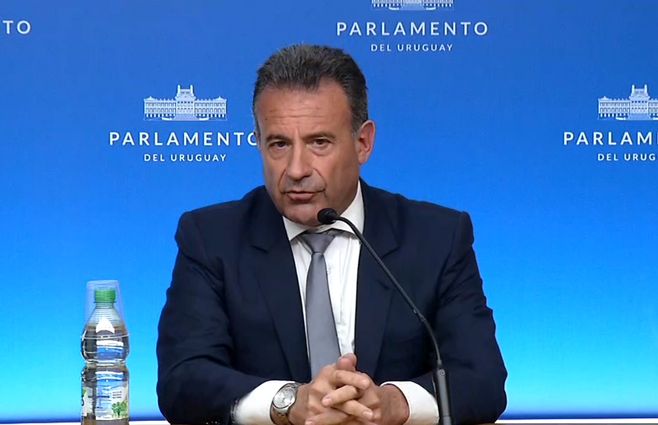 Salinas-en-el-Parlamento-setiembre-16.jpg