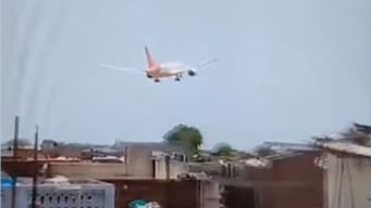 El avión antes de estrellarse. Foto: captura de video publicado en redes sociales.