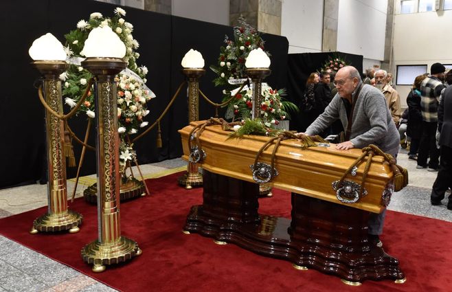 Velatorio de Mariano Arana en el atrio de la IMM. Pepe Vázquez y su último adiós a Arana. Foto: FocoUy.