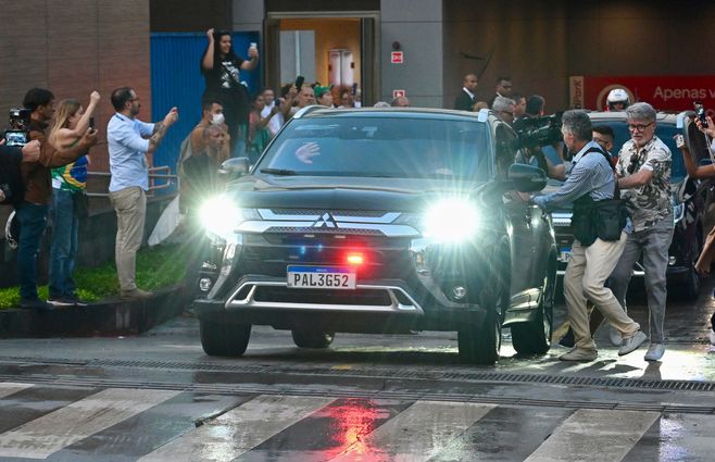 Foto: AFP. Jair Bolsonaro es trasladado desde el hospital en Brasilia.