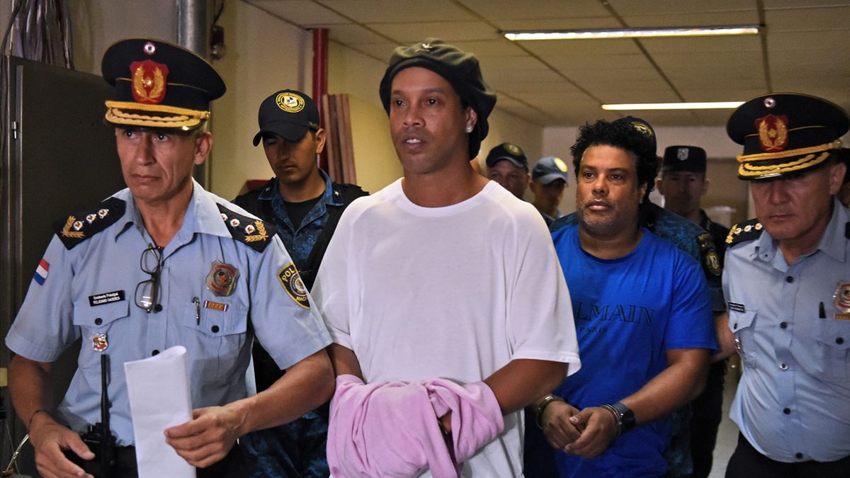 Ronaldinho Gaúcho deberá seguir en prisión en Paraguay