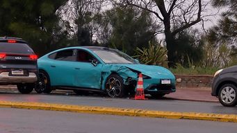 Auto de alta gama que chocó en la rambla.&nbsp;