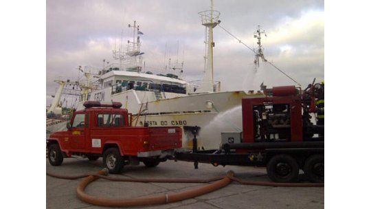 Buque pesquero se incendió en el Puerto Metropolitano