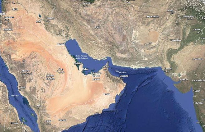 Idas y vueltas en el estrecho de Ormuz. Foto: captura de Google Maps con vista del Golfo Pérsico y la salida por el estrecho de Ormuz.