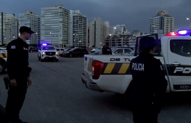 Foto: Subrayado. Operativo en playa Brava este miércoles a la tarde.