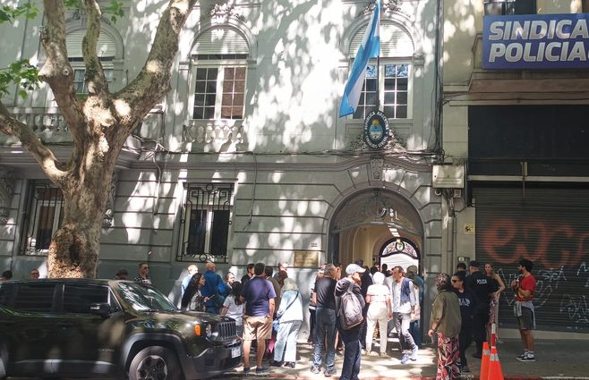 Foto: Beatriz Martínez, periodista de Subrayado. Consulado de Argentina en Montevideo, en Wilson Ferreira Aldunate al 1281.
