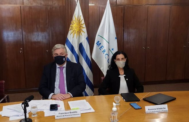 Canciller Francisco Bustillo y ministra de Economía Azucena Arbeleche en reunión del Mercosur.