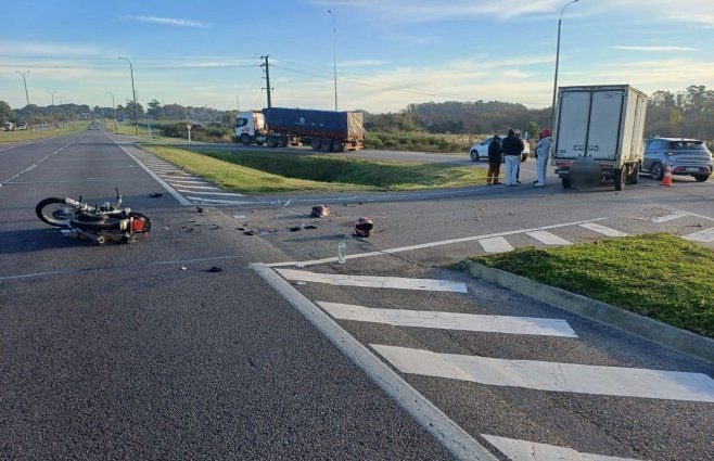 La moto conducida por la mujer policía y el camión, sobre ruta 1. Foto: Policía Caminera.