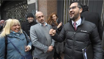 Abogado Maximiliano Dentone en la puerta del juzgado de Alejandro Recarey. (Foto: FocoUy).