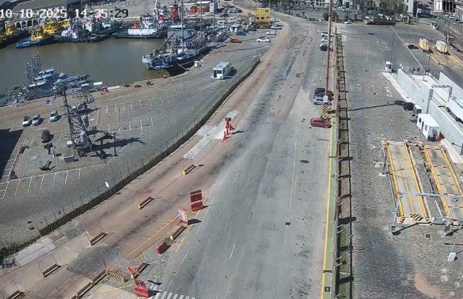 Imagen de cámara de seguridad, en la tarde de este sábado, de Katoen Natie; vista al puerto de Montevideo.