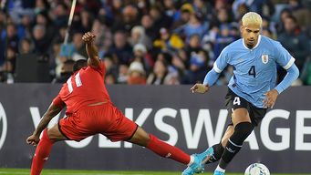 barcelona confirmo la lesion de ronald araujo y se estima que sera baja un mes como minimo