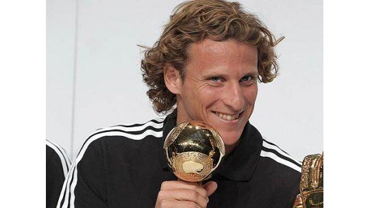 Forlán cumple un año como balón de oro