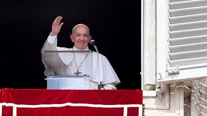 papa francisco quedo encerrado en un ascensor y fue socorrido por los bomberos