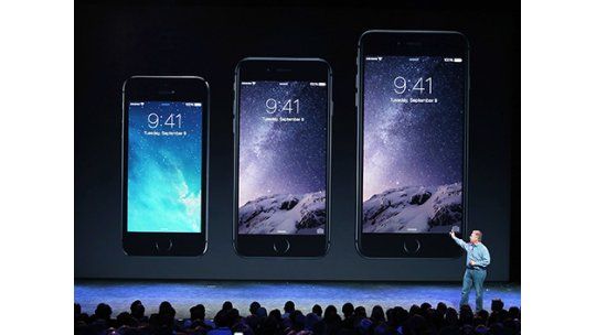 Apple lanza dos teléfonos de pantalla grande y un reloj