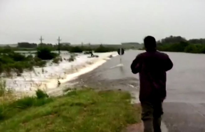 Inundación en Ruta 6 kilómetro 120. Un autyo fue arrastrado por la correntada. Así vivió el Uruguay rural las lluvias de las últimas jornadas.&nbsp;