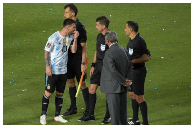 Messi hablando con Cunha&nbsp;