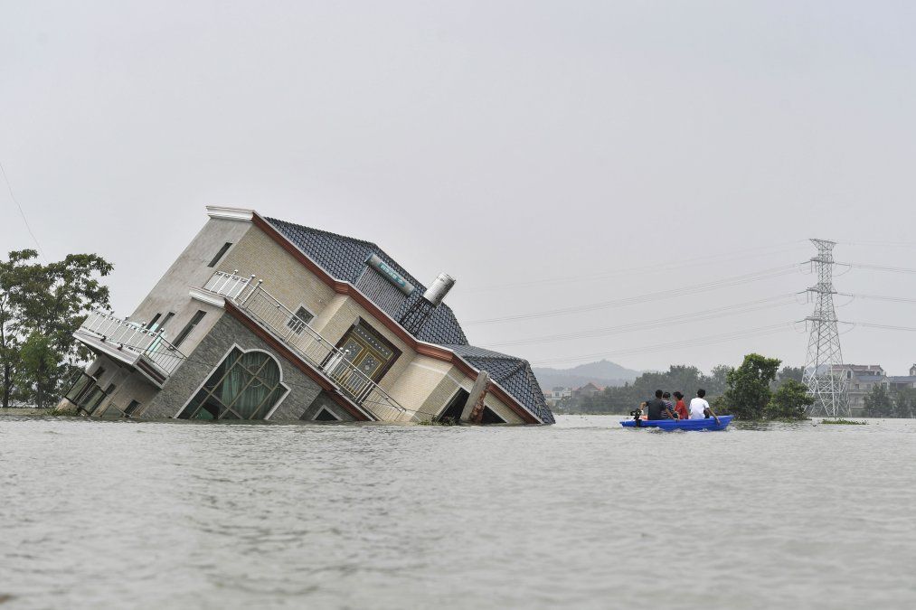 Una casa afectada por las inundaciones cerca del lago Poyang tras las lluvias torrenciales en la ciudad de Shangrao en el centro de China.