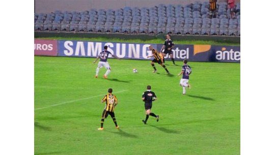 Peñarol y Defensor empataron 2 a 2 en el Centenario