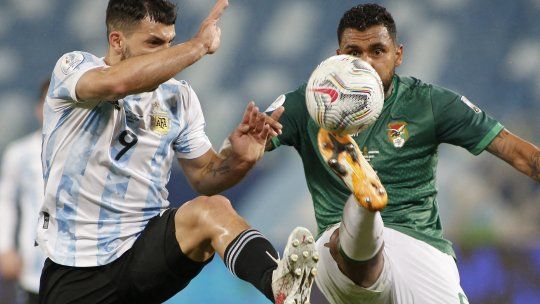 Agüero fue asistidor de Messi, pero sigue sin ser decisivo en el área rival. Fue sustituido